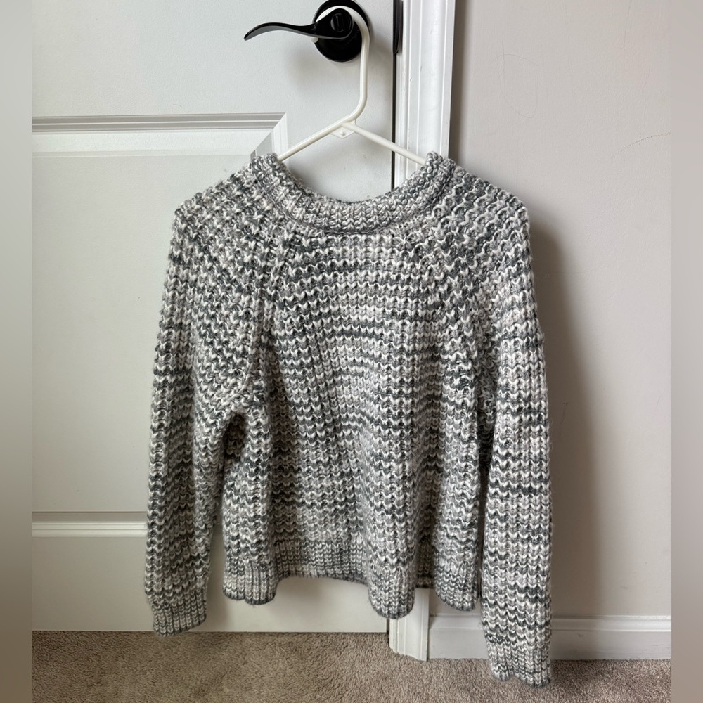Gorgeous GAP sweater size Medium Gray
